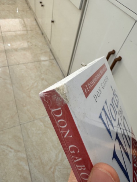 Quyển sách rất đẹp nhưng vận chuyển quá tệ, làm hỏng mất nó rồi. Không chấp nhận được