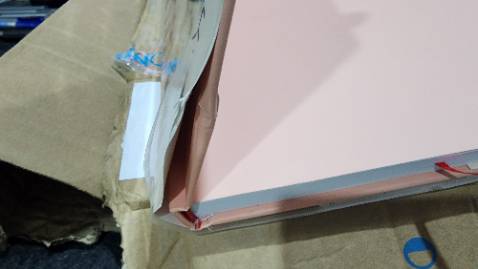 Không biết là sách bị lỗi ngay từ đầu hay do vận chuyển nhưng nhận hàng thấy rất không vui !!!