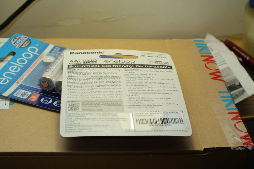 Màu sắc và mức độ hoàn thiện có lẽ Đúng pin chính hãng. Màu trắng sáng đẹp hơn hẳn 4 viên pin màu xám đồ dỏm trong hộp tôi mua nhầm trước đây.