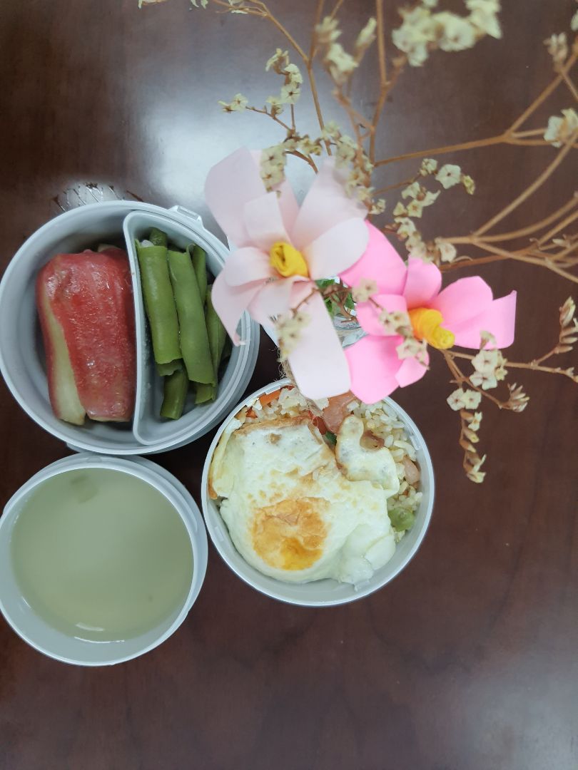 giữ nhiệt tốt, tôi dùng sau 5h cơm canh đều nóng, ngăn thức ăn trên cùng tôi chưa *** nhưng bé nhà tôi nhận xét là giữ nóng tốt. hộp khá nhỏ phù hợp với trẻ con hoặc phụ nữ ăn ít. người lớn nên dùng loại 4 ngăn thì hơn