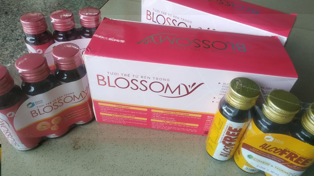 Đúng lúc sale mình mua 2 hộp được tặng thêm nữa. Nay đã uống hết mới đánh giá, cảm nhận là vị dễ uống (nhưng 1 lọ ít thật :))) k biết là do loại này hay vì nguyên nhân khác mà đợt mình uống loại này lên mụn dữ quá :(( có lẽ tác dụng nổi bật nhất chỉ là ngủ ngon. vẫn mong có đợt sale như hôm trước để mua uống thêm xem sao