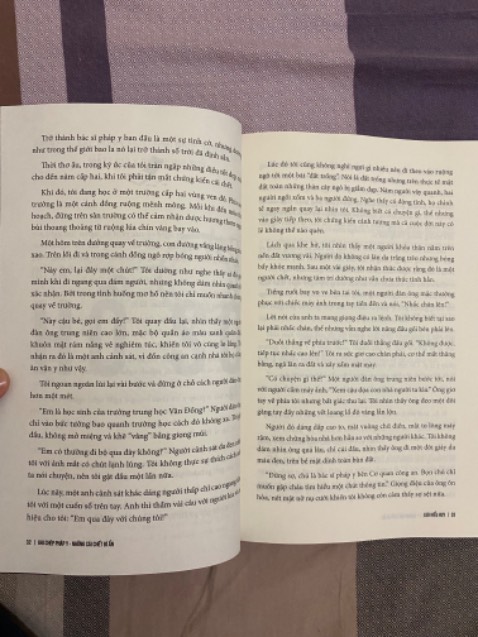 Giao hàng cực kỳ nhanh, vừa đặt trưa hôm trước thì hôm sau đã giao mặc dù mình ở tỉnh xa. Về nội dung cuốn sách khá giống so với bộ truyện Pháp Y Tần Minh, đều đen xem trong mỗi câu chuyện phá án là các kiến thức về pháp y, y học thực tế. Rất hài lòng với chất lượng sách.