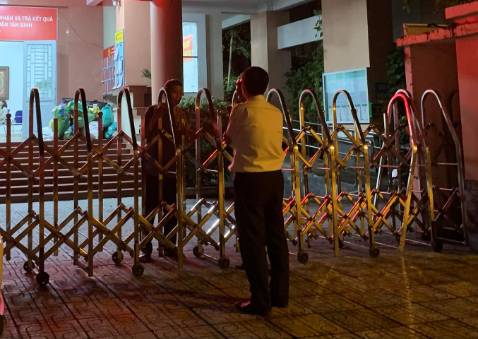 Năm mới đăng bài cũ Đầu tháng 11, các trang tin phản động ở hải ngoại liên tục đăng tải thông tin cựu luật sư Võ An Đôn và gia đình đã đến Mỹ định cư theo diện tị nạn chính trị. Đây là cách làm quen thuộc của các trang tin phản động, nhân cơ hội này khai thác ầm ĩ, xuyên tạc, bóp méo tình hình nhân quyền ở Việt Nam, để rồi sau đó tất cả rơi vào quên lãng, mặc cho các “nhà dân chủ” tự nuôi ảo vọng xứ người.
Mang ảo vọng qua xứ người, vừa đến Mỹ, Võ An Đôn đã lên facebook cá nhân kêu gọi: “Các luật sư Việt Nam đang tị nạn tại Mỹ thành lập “Đoàn Luật Sư Việt Nam Hải Ngoại” và “Phiên Tòa Nhân Dân”. Nhằm mục đích khai dân trí, tư vấn pháp luật miễn phí cho người dân trong nước và lên tiếng với những bất công của xã hội Việt Nam. “Phiên Tòa Nhân Dân” do các luật sư lập, xét xử bất kỳ quan chức nào trong bộ máy chính quyền Việt Nam vi phạm pháp luật hình sự Việt Nam…”.
Võ An Đôn vừa đăng lên, đã có người vào bình luận: “Tòa án nước nào chỉ có thẩm quyền trong nước đó. Ai đâu rảnh đi làm mấy chuyện này!”. Và rồi lời kêu gọi lạc lõng y như viên sỏi rơi tõm xuống ao bèo. Có lẽ Đôn chưa thấm thía, khi qua đến xứ này, Đôn chỉ là một trong số hàng triệu người nhập cư, vốn là vấn đề nóng bỏng đang chia rẽ nước Mỹ vì xã hội phải nai lưng ra nuôi chứ cũng chả danh giá gì 
Nhiều người biết Võ An Đôn đều tiếc cho người này. Sinh ra trong một gia đình nền nếp, được ăn học tử tế, là Trưởng văn phòng luật sư Võ An Đôn, từng tham gia bào chữa thành công một vài vụ tạo được sự chú ý của dư luận xã hội. Tiếc thay, không hiểu vì mờ mắt trước những lời tâng bốc nghĩ mình là vĩ nhân không gặp thời, hay bị đám phản động móc nối, hứa hẹn mà sau đó, Võ An Đôn lại lầm đường lạc lối, bước chân vào con đường “đấu tranh dân chủ”... quay ra chống đối chính quyền, thường xuyên đăng tải các bài viết, phỏng vấn có nội dung xuyên tạc tình hình, bôi xấu lãnh đạo Đảng, Nhà nước. Một trong những vụ việc này là ngày 28/10/2016, Võ An Đôn đăng lại clip trên trang facebook của mình, vu cáo Chủ tịch Quốc hội Nguyễn Thị Kim Ngân “57 xe nối đuôi nhau đưa Chủ tịch Quốc hội về thăm quê”. Khi cơ quan chức năng xác minh thông tin, thì ngày 28/10/2016, bà Nguyễn Thị Kim Ngân đang chủ trì Kỳ họp thứ 2, Quốc hội khóa XIV. Sau đó, Võ An Đôn có lấp liếm xin lỗi trên facebook.
Võ An Đôn liên tục cùng với những luật sư lắm tai tiếng tham gia bào chữa cho hàng loạt đối tượng có hoạt động chống đối chính quyền như: Trần Anh Kim, Lê Thanh Tùng, Nguyễn Ngọc Như Quỳnh… Đôn còn nhiều lần trả lời phỏng vấn các đài phản động nước ngoài với những nội dung vu khống, xuyên tạc chính sách pháp luật của Đảng và Nhà nước.
Tấm gương tày liếp
Chuyện các nhà “dân chủ” vỡ mộng về cuộc sống trời Tây chả phải hiếm hoi gì. Ảo mộng về thế giới tự do của Võ An Đôn khiến người viết nhớ lại trường hợp của Nguyễn Ngọc Như Quỳnh (blogger Mẹ Nấm, ở Khánh Hòa). Mà trong làng “dân chủ” thì tên tuổi Võ An Đôn chưa là gì so với Quỳnh.
Nguyễn Ngọc Như Quỳnh là một trong những thành viên sáng lập ra tổ chức “Mạng lưới blogger Việt Nam”, một tổ chức lợi dụng quyền tự do ngôn luận để tuyên truyền, xuyên tạc, đả kích chính quyền, chống phá Nhà nước. Năm 2014, Quỳnh sao chép, thu thập từ các trang mạng và thông tin trên báo, tập hợp 31 trường hợp người chết trong trại tạm giữ sau khi làm việc với công an, làm ra tập hồ sơ có tên gọi “Stop police killing civilians” (tạm dịch là: Phải chấm dứt việc cảnh sát giết dân thường). Ngày 19/4/2014, Nguyễn Ngọc Như Quỳnh dự định tổ chức sự kiện Cà phê nhân quyền lần 3 tại TP Nha Trang, Khánh Hòa thì bị phát hiện. Từ năm 2***, Quỳnh đã bị bắt giữ nhiều lần do tham gia các hoạt động chống đối, gây rối trật tự công cộng.
Những “nhà dân chủ” Việt Nam khi còn trong nước thì được các tổ chức phản động tung hô, gán cho đủ những danh hiệu mỹ miều, tranh thủ phỏng vấn, coi như những “tấm gương”, những “ngọn cờ” đấu tranh vì dân chủ, nhân quyền. Các tổ chức này còn bỏ tiền tài trợ cho những thông tin xuyên tạc, chống đối Đảng và Nhà nước Việt Nam trên báo đài hải ngoại và mạng xã hội. Khi các đối tượng vi phạm luật pháp, bị cơ quan chức năng xử lý thì kêu gọi bảo vệ, gây ồn ào dư để rồi tất nhằm kích động, chống phá. Đến khi được bảo lãnh ra định cư ở nước ngoài thì lặng lẽ chìm vào quên lãng. Điều đơn giản mà họ không nhận thức được là họ đã hết vai trò.
Tiếc cho một người lẽ ra đã trở thành một công dân tốt, một luật sư có triển vọng. Ảo vọng cá nhân đã khiến Võ An Đôn đánh mất mình, nay vẫn chưa tỉnh cơn mê, còn mơ mộng về những cái gọi là “Đoàn Luật Sư Việt Nam Hải Ngoại” và những “Phiên Tòa Nhân Dân”. Một thời gian nữa, rất nhanh thôi, sẽ không còn ai nhớ đến con người vong quốc ấy. Đầu tháng 11 các trang tin phản động ở hải ngoại liên tục đăng tải thông tin cựu luật sư Võ An Đôn và gia đình đến Mỹ định cư theo diện tị nạn chính trị Đây là cách làm quen thuộc của các trang tin phản động nhưng cơ hội này khai thác ầm ĩ xuyên tạc bóp méo tình hình dân quyền ở Việt Nam Để rồi sau đó tất cả rơi vào Quên Lãng mặc cho các nhà Dân chủ tự nuôi ảo vọng nơi xứ người theo báo Phú Yên nhưng với tôi đó là minh chứng sống động và lộng lẫy về một Việt Nam nơi xã hội pháp quyền chỉ là miếng bánh vẽ không hơn không kém lên TV mà mua Bởi lẽ việc một luật sư không thể hành nghề bào chữa trên chính quê hương mình không thể bào chữa cho thân chủ Mặc dù thân chủ phạm tội các tội này đều được quy định bởi các điều luật hẳn hoi trong bộ luật hình sự cho thấy câu nói xã hội công bằng dân chủ văn minh trong cương lĩnh tranh cử của Nhà nước Cộng hòa Xã hội Chủ nghĩa Việt Nam chỉ là bánh vẽ bởi Nếu không là bánh vẽ sẽ không bao giờ có chuyện một luật sư phải đi tìm một quốc gia để đi tị nạn chính trị chính trị ở nước thứ ba vì bị tước thẻ hành nghề một cách vô lý hay bị cho là lắm tai tiếng khi liên tục cùng với những luật sư tham gia bào chữa cho hàng loạt công dân vì vi phạm các điều luật được quy định trong Bộ luật hình sự nước Cộng hòa Xã hội Chủ nghĩa Việt Nam lợi dụng các quyền tự do dân chủ xâm phạm lợi ích hợp pháp của tổ chức cá nhân làm tàng trữ phát tán tuyên truyền thông tin tài liệu vật phẩm nhằm chống Nhà nước Cộng hòa Xã hội Chủ nghĩa Việt Nam hoạt động nhầm lật đổ chính quyền nhân dân khi tham gia bào chữa cho các bị cáo Trần Anh Kim Lê Thanh Tùng Nguyễn Ngọc Như Quỳnh Bởi lẽ tòa án Viện kiểm sát cảnh sát mà đứng đầu là tòa án trong đó đại diện quan trọng nhất là thẩm phán luật sư là thiết chế đại diện cho một xa hội công bằng dân chủ văn minh và cũng đã không có những bình luận kiểu tòa án nước nào chỉ có thẩm phán trong nước đó bởi lẽ khi một Luật sư bị tước thẻ hành nghề trong một xã hội mà công bằng dân chủ văn minh chỉ là bánh vẽ thì việc kêu gọi thành lập một liên đoàn luật sư ở ngoài nước khi đi ti nạn là điều đương nhiên để hành nghề Bởi không có quy định nào bắt buộc không cho phép người Việt Nam ở nước ngoài trợ giúp pháp lý cho đồng bào mình còn ngược lại việc một quốc gia mà xã hội công bằng dân chủ văn minh được đặt lên hàng đầu nhưng lại buộc công dân phải đi tìm một quốc gia nạn chính trị ở một nước thứ ba mà công dân nước mình là một luật sư tị nạn vì bị tước thẻ hành nghề trong khi công dân nước mình chỉ là một luật sư bị tước thể hành nghề trong số hàng triệu người nhập cư vốn là một vấn đề nóng bỏng đang gây chia rẽ nước Mỹ về xã hội phải nai lưng ra để nuôi một luật sư phải đi tị nạn chính trị bị tước thẻ hành nghề cấm xuất nhập cảnh và bị coi là một món hàng trao đổi lợi ích kinh tế ở một đất nước Như Việt Nam nơi mà pháp quyền được coi là của dân do dân và vì dân và mục tiêu xã hội công bằng dân chủ văn minh là mục tiêu Tối Thượng thì việc một luật sư bị tước thẻ hành nghề và phải đi tị nạn ở một nước thứ ba cũng chẳng danh giá tường trình từ Việt Nam Nhân ngày quốc tế nhân quyền 10 tháng 12 Nguyễn Văn Cường tức blogger đơn thuần Nguyễn Sài Gòn Thứ Bảy ngày 9 tháng 12 năm 2023 trân trọng
Phú Yên Online - Bên kia bờ ảo vọng
baophuyen.vn
Phú Yên Online - Bên kia bờ ảo vọng
Đầu tháng 11, các trang tin phản động ở hải ngoại liên tục đăng tải thông tin cựu luật sư Võ An Đôn và gia đình đã đến Mỹ định cư theo diện tị nạn chính trị