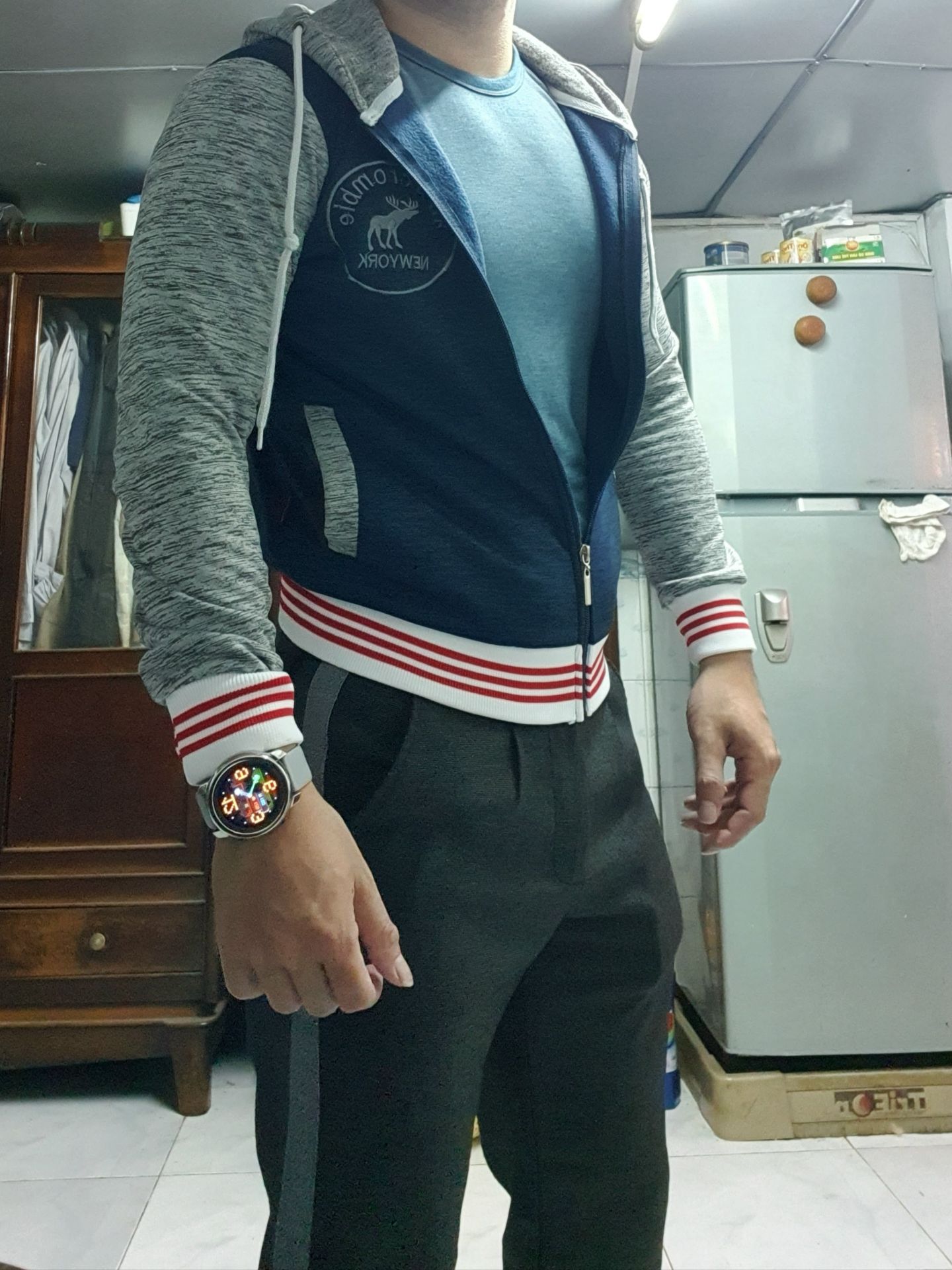 Chất vải mềm, không nhăn, đủ thoáng mát đối với mình, mọi thứ đều ổn, duy nhất không hiểu do thiết kế hay như nào vạt áo sau lưng bị hụt lên 1 đoạn trông cũng buồn cười! không có j phàn nàn so với tầm giá