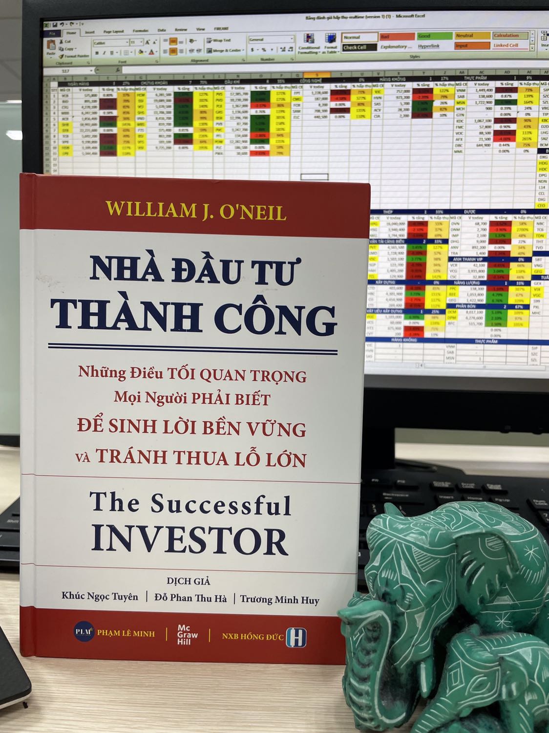 MUST HAVE - Rất đáng tiền luôn
Mình đã bỏ ra 1 tuần để đọc ngấu nghiến cuốn sách này, một cuốn sách rất tuyệt vời với nhiều bài học rất đáng giá.
Sau đợt giảm mạnh của thị trường trong giai đoạn tháng 4/2022, *** mình bị lỗ khá nặng, và khi đọc cuốn sách này, mình vỡ ra rất nhiều điều bổ ích. Nhiều bài học, từ cách phân tích thị trường, lựa chọn cổ phiếu, điểm mua, điểm bán và quan trọng nhất là cách quản trị danh mục….  Hy vọng đọc xong & thực hành tốt theo các nội dung trong sách, kết quả đầu tư của mình sẽ được cải thiện. Cảm ơn team dịch & đơn vị phát hành.