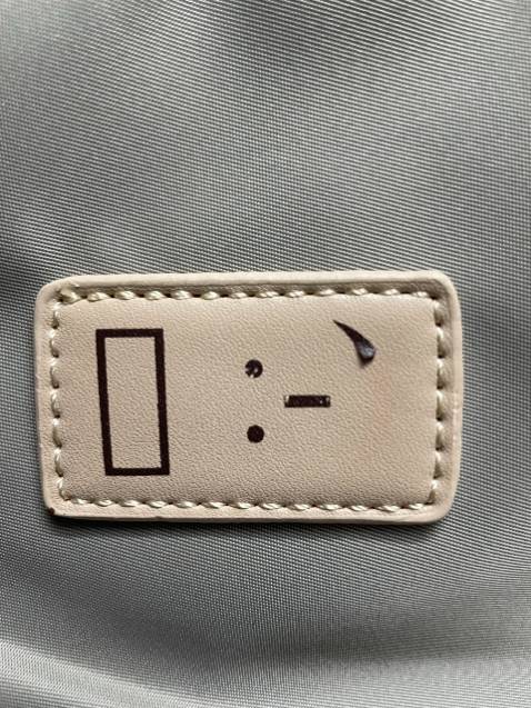 Điểm trừ là chỗ logo, nó nhìn rất nét trong ảnh hay video nhưng thực tế là mờ nhạt, thậm chí rất dễ bong. Các mặt khác thì ổn.