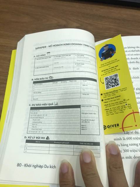 Đôi lời chia sẻ sau khi mình đọc xong cuốn sách này của tác giả Trần Thanh Phong. 
Thời gian gần đây mình có thói quen tìm đọc những cuốn sách về phát triển bản thân, kinh doanh hay khởi nghiệp. Phần lớn những cuốn sách đó đều là những tác phẩm kinh điển  của tác giả nước ngoài. Khi tình cờ tìm đầu sách về khởi nghiệp mình có đặt mua quyển "Khởi Nghiệp Du Kích", yếu tố để mình quyết định mua quyển sách này nhờ vào những phần đánh giá rất tích cực từ những bạn mua trước :))
Khi đọc cuốn sách này thực sự mình rất bất ngờ vì nội dung rất thực tế, gần gũi qua những câu chuyện của tác giả và những kiến thức vô cùng quý báu. Nó có tác động mạnh đến mức khiến mình phải ngay lập tức cầm bút ghi chép lại những ý hay vào cuốn sổ nhỏ. Và sau đó là lập 1 kế hoạch kinh doanh tinh gọn đúng theo tinh thần mà a Phong chia sẻ. Như mọi người thường nói, khi chúng ta sẵn sàng học hỏi thì người thầy sẽ xuất hiện. Và đúng như mong đợi, cuốn sách này chính xác là những gì mình cần tìm.
 Xin chân thành cảm ơn tác giả về những điều bổ ích mà anh đã chia sẻ. Kính chúc anh luôn mạnh khỏe và hạnh phúc và thành công!