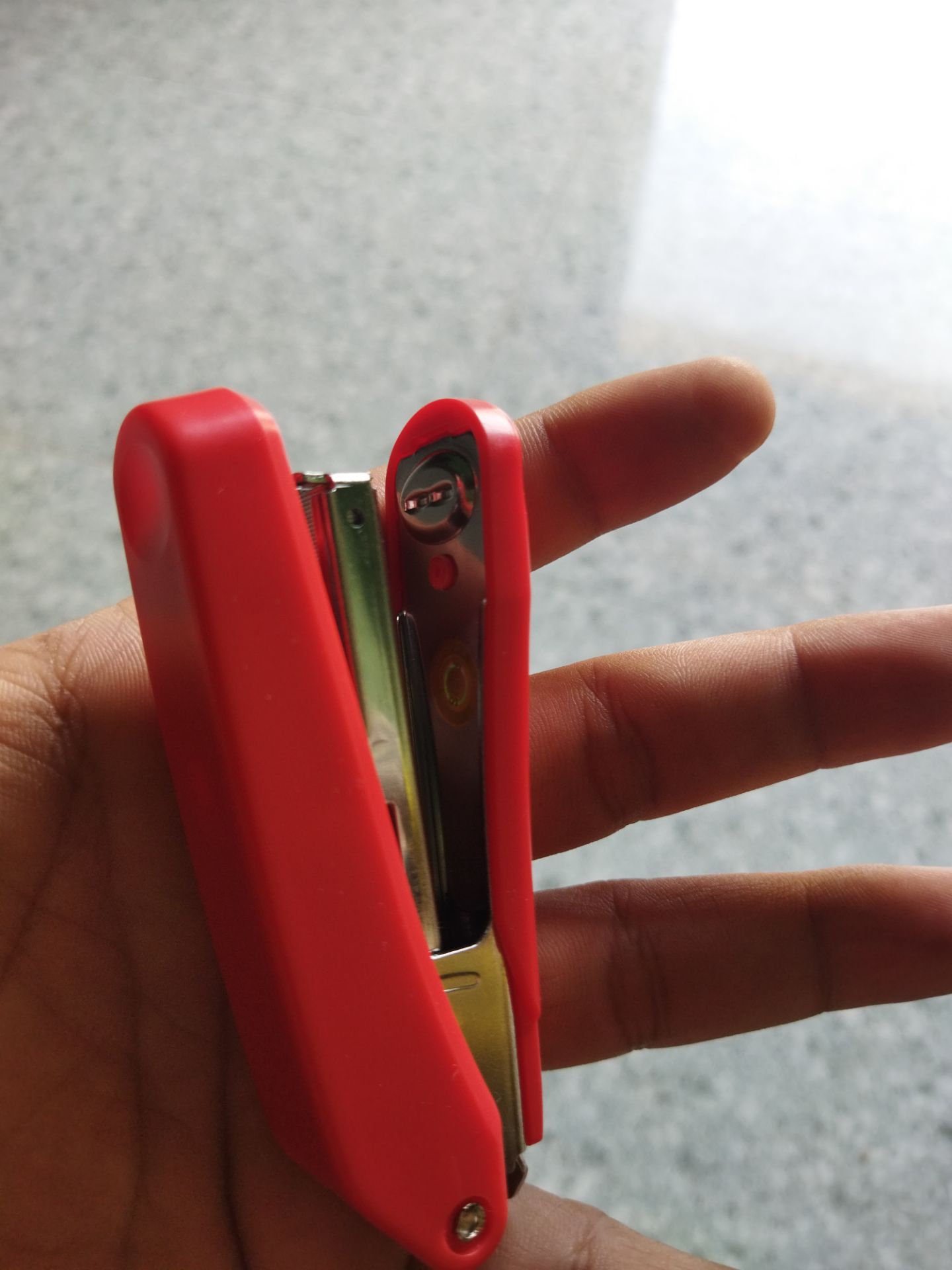 ok rất thích tiki nhưng kêu giao hàng không tiếp xúc nhưng lại trao tận tay chả hiểu kiểu gì 😟😟😟😟