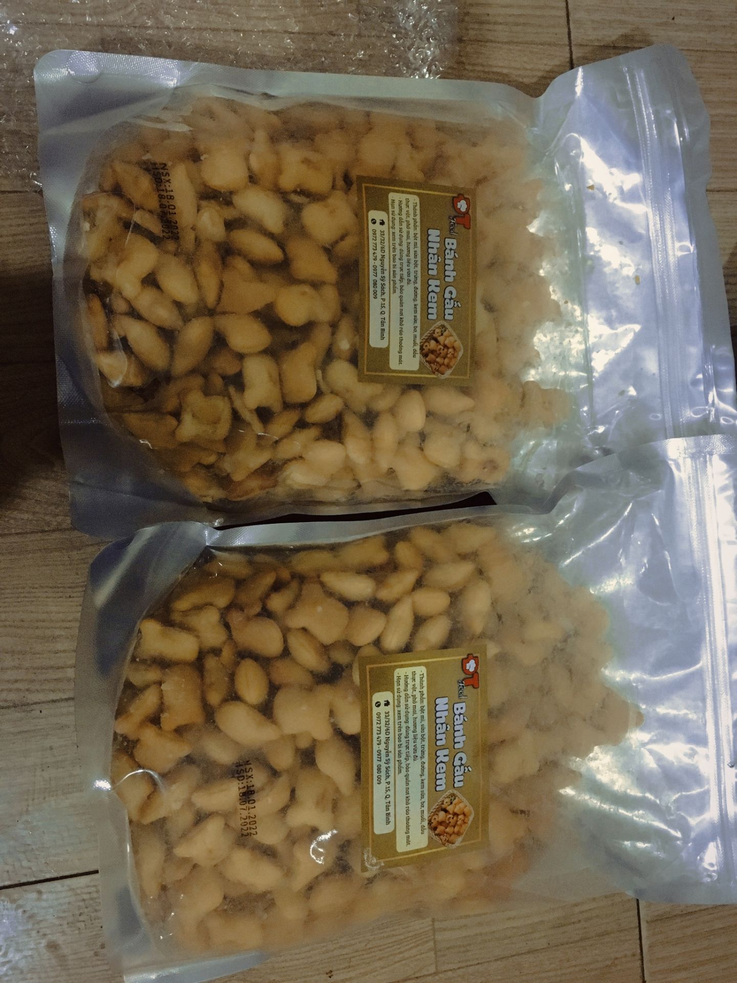 Đánh giá về chất lượng dịch vụ: 
1️⃣ Về đóng gói: Cũng nói thật đây là lần đầu tiên mình mua hàng ở shop nên cảm giác hơi lo lo vì không biết như thế nào, ra sao. Nhưng khi cầm hộp hàng trên tay mình cực kì yên tâm vì shop gói hàng rất cẩn thận. Chỉ là bánh thôi ấy mà shop còn dán băng dính "Hàng dễ vỡ". Khi mở hộp ra mình thấy được sự chu đáo, tỉ mỉ ở trong đó vì shop bọc qua tận mấy lớp. 
2️⃣ Về giao hàng: Mình vừa mới đặt xong thì Tiki đã tiếp nhận đơn hàng và cách đó mấy phút thì đến shop xác nhận có hàng. Mình chỉ bỏ điện thoại xuống tí thôi mà chỉ vỏn vẹn trong mấy chục phút từ xử lí đến xác nhận, đóng gói,. vô cùng nhanh gọn. Chưa mua bao giờ nên mình chỉ lo bánh về không kịp Tết, may sao chỉ hơn 2 ngày sau khi đặt thì bánh gấu yêu quý đã được nằm gọn trong nhà mình. Giao hàng phải nói rất nhanh luôn ý. 

☀️ Đánh giá về chất lượng sản phẩm: 
Mua bánh gấu trên onl mình rất sợ bánh bị nát, vỡ một chút thì không sao nhưng nát tươm thì hơi buồn. Nhưng khi đã nhận hàng từ shop Bách Hóa Xuân Thu, mình mở ra xem thì 1 gói bên dưới do bị đè nên có bị vỡ mấy chiếc còn gói bên trên thì còn nguyên không bị vỡ cái nào.  Thật sự rất mừng và quá ưng luôn ấy mọi người ạ. Mình nghĩ là đã mua bánh gấu thì cũng khá là hên xui, chẳng hạn shop gửi cho mọi người thì vẫn còn nguyên nhưng trong quá trình vận chuyển, do tỉnh bạn cách shop xa nên kéo dài ngày,.. thì bánh cũng khó mà còn nguyên được. Nhưng tóm lại là lần này mình rất rất hài lòng với sản phẩm của shop và chắc chắn mình sẽ còn ủng hộ dài dài. 

☀️ Trải nghiệm thực tế sau khi mua sản phẩm: 
Bánh gấu nhỏ nhỏ xinh xinh dễ thương ăn vào thì rất giòn và mình còn nghe rõ tiếng kêu "rộp rộp" - ôi sao mà vui tai đến thế! Với hương vị giòn giòn của lớp vỏ bên ngoài được làm bằng bánh quy kết hợp với chiếc nhân bên trong béo béo ngọt ngọt làm con người ta không sao cưỡng lại được. Thưởng thức xong rồi mà cái vị béo ngậy toát lên mùi sữa vẫn còn thoang thoảng trong khoang miệng. Bánh gấu của DTfood ăn không quá ngọt và lớp nhân sữa bên trong thì với mình là vừa đủ. Nhân mà nhiều quá thì mình ăn cũng ngán, nhưng với người hảo ngọt thì số nhân ấy có vẻ hơi ít so với các loại bánh gấu khác.