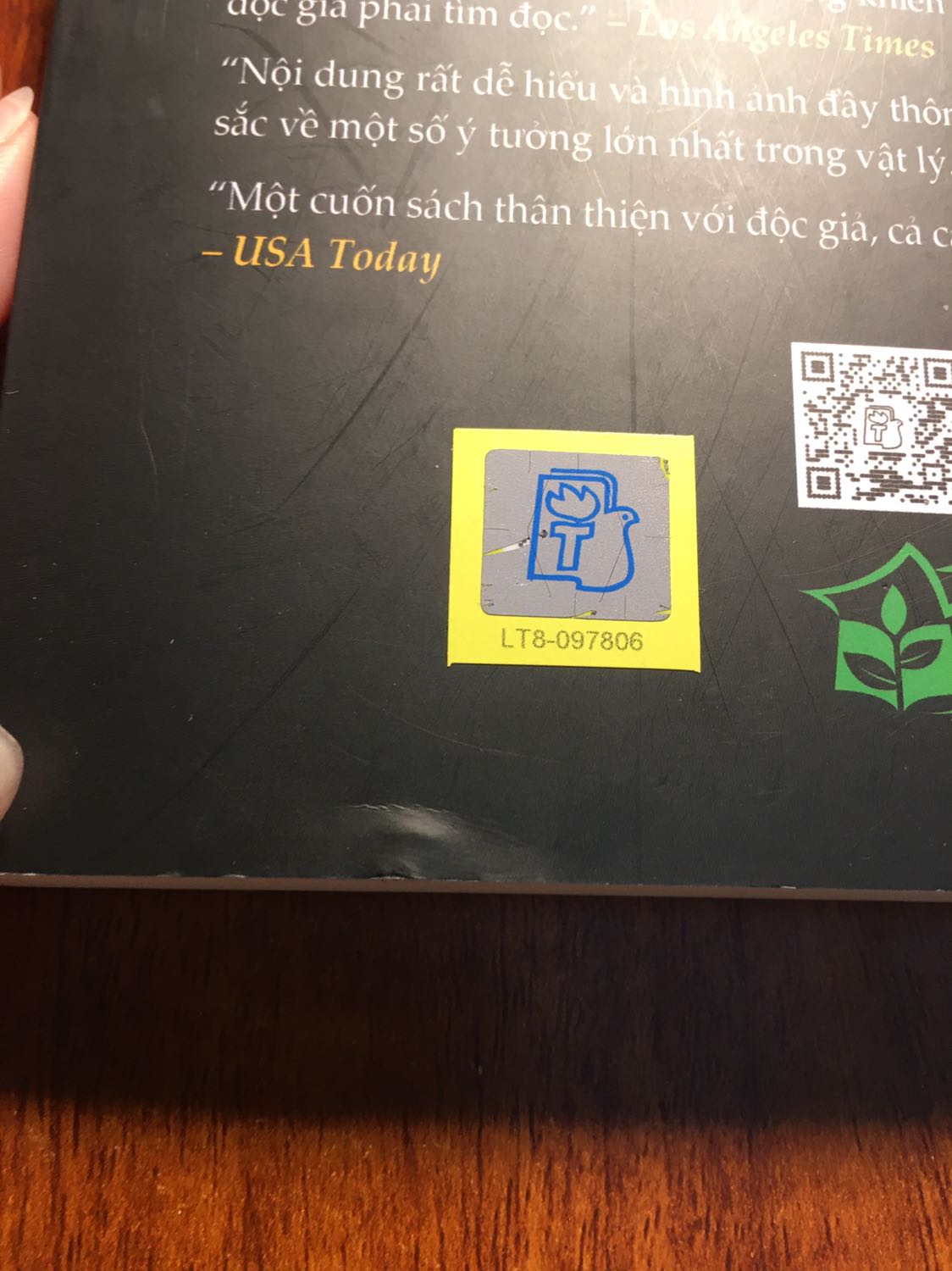 Sách hay, chất lượng tuyệt vời, giao hàng siêu nhanh, vừa đặt tối qua sáng nay có hàng luôn. NHƯNG sách vừa giao về thì bị trầy mất 1 phần phía góc sách và mặt sau thì như bị va chạm vào đâu đó khiến cho bìa sau bị cong lên 1 tí, suýt rách.