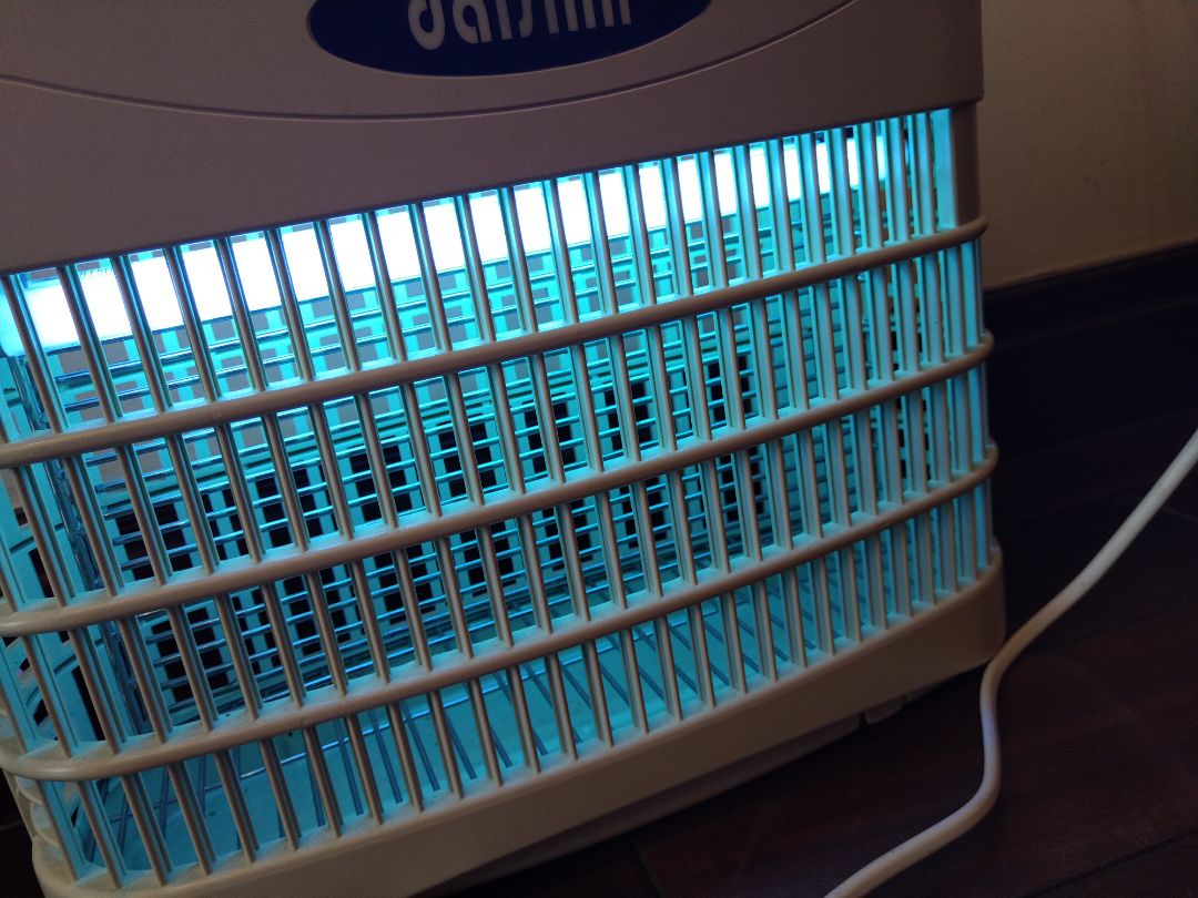 Bóng mới thay, sáng rõ. Tháo 8 vít, rồi tháo 2 bên nhựa ra dễ dàng. Bắt muỗi tốt. Nhìn chung vỏ nhựa an toàn hơn sp vỏ sắt.