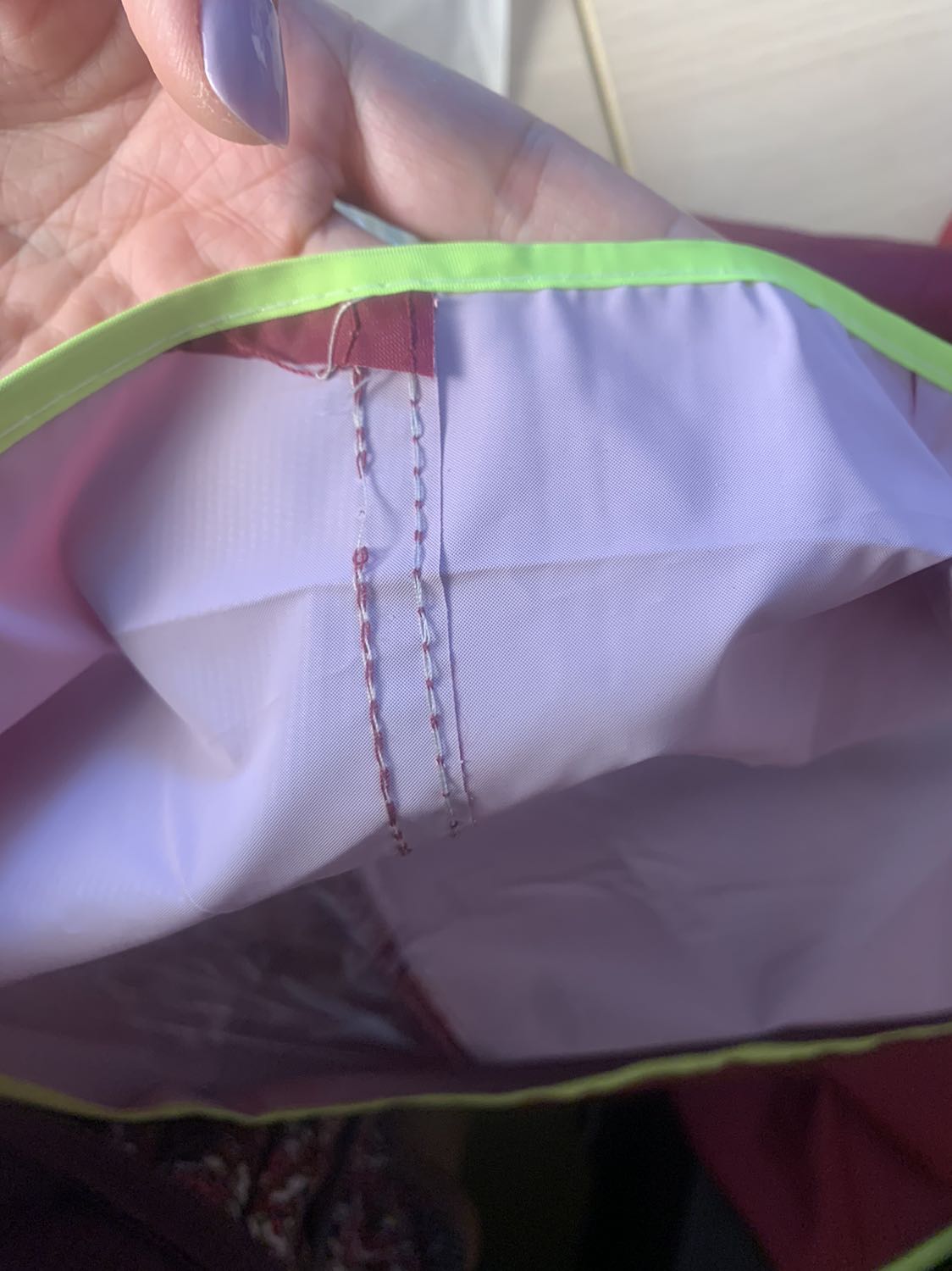 Dù mua lần 2 nhưng quá thất vọng. Hàng giao thì chậm, phải đặt lui tới mấy lần. Chất lượng thì khác xa với lần trước. Cụ thể là: chất vải mỏng hơn, đường may thưa có vài chỗ xút chỉ. Đầu áo sau k có nút để gài phần chắn nước và gài kính che mặt. Đề nghị shop và tiki liên hệ cho trả hoặc đổi hàng