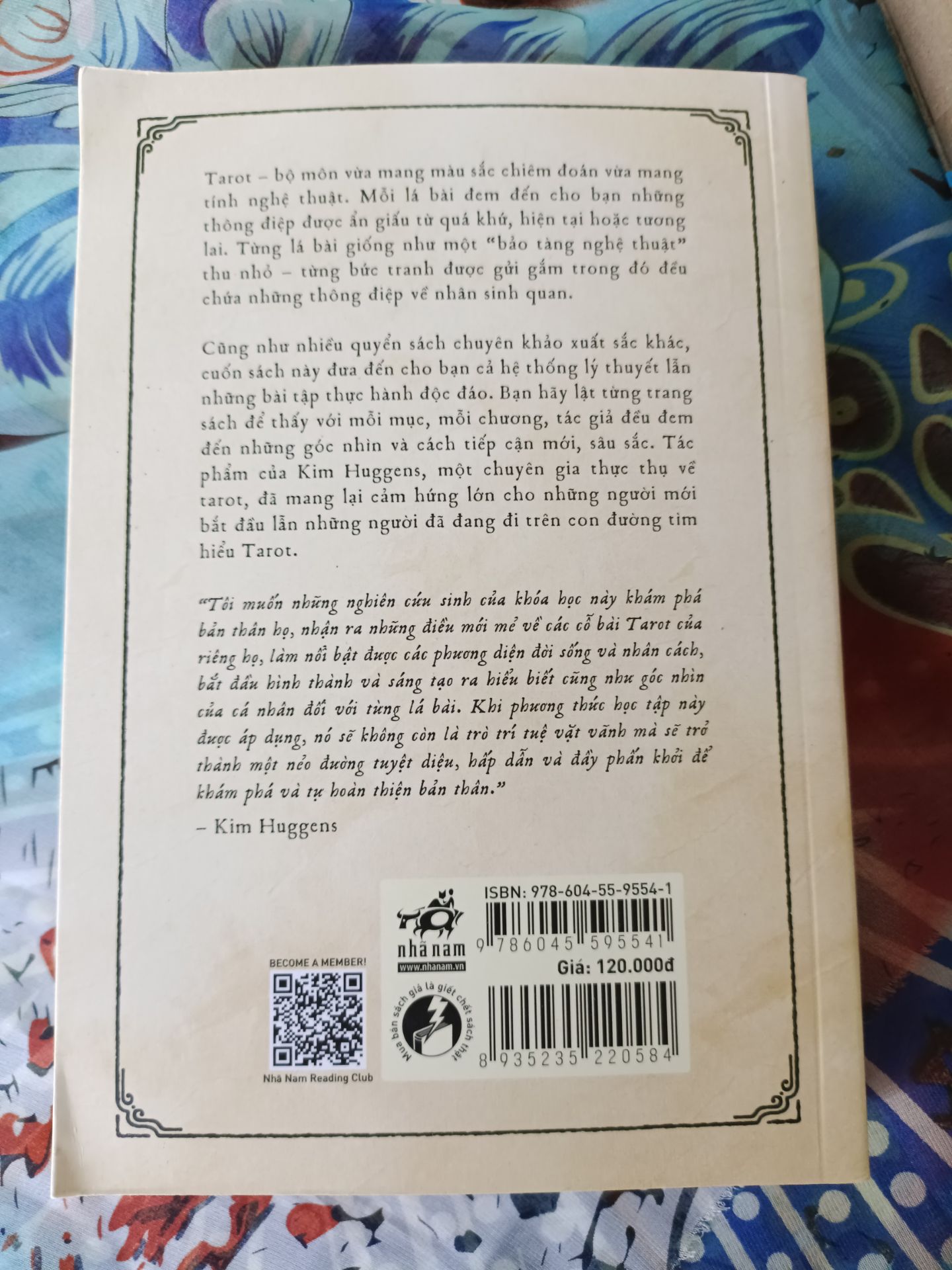 giao hàng rất nhanh, rất tốt, nhưng hàng giao ko bọc gì hết cái hộp hơi bị nhàu nát , hên là sách bị quăng góc một chút thôi  . nhưng ko sao ,  mặc dù chưa đọc nhưng đáng mua đó nha . nếu bọc hàng kĩ là 5 sao