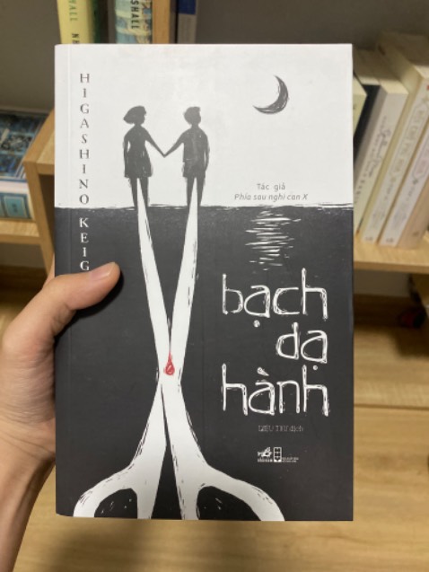 Mình đã đọc được khoảng 1/4 và quyết định drop. Mình ở SG bạn nào cần mình để lại 90k ko freeship nhen. Không phải do truyện dở hay văn phong của tác giả có vấn đề, chỉ do cá nhân mình ko tiếp nhận được tội phạm tình dục nên mình nghĩ là mình không xem tiếp được. Logic và cấu trúc truyện rất chặt chẽ, đảm bảo quyển này ko phải lỗi tác giả mà mình drop nha 🫣🥶
Liên hệ mình *** bên zalo á.