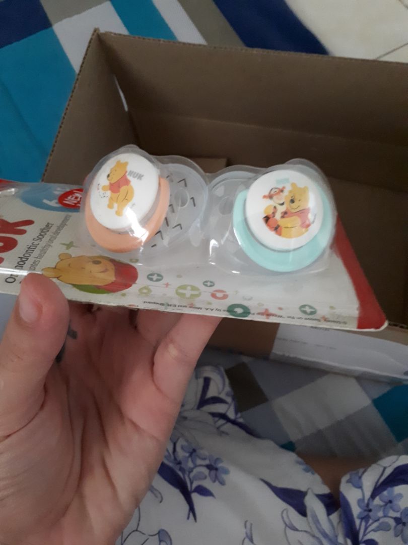 Có vẻ hàng tồn lâu hay sao mà dù hàng được đóng gói bởi hộp Tiki không bụi nhưng sản phẩm bên trong bám bụi rất nhiều. Màu sắc 2 núm ti nhạt hơn màu hình mô tả, cái bất tiện là cái gọng nắm ti khi bé ngậm cứ úp lên mũi bé thay vì nằm sát vào ti, thiết kế này nếu có chốt cố định thì tiện hơn.