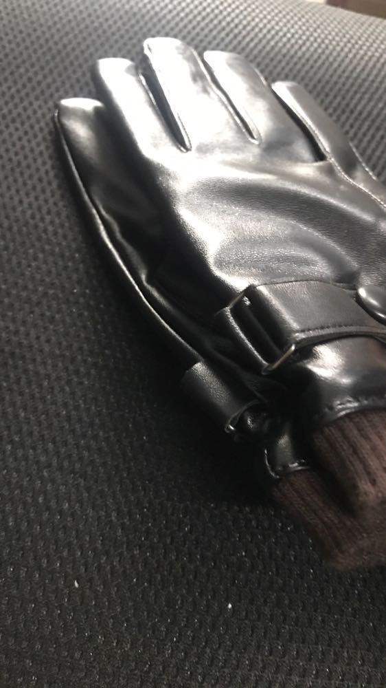 Găng tay quá chất quá đẹp luôn. Da rất mềm và co giãn rất tốt. Đeo ấm thôi rồi luôn. Lớp lông lót bên trong tạo cảm giác ấm mà rất dễ chịu. Cảm ứng điện thoại vuốt vèo vèo không phải nghĩ ngợi luôn. Hàng tốt giao nhanh đanhs giá 5 sao ủng hộ shop.