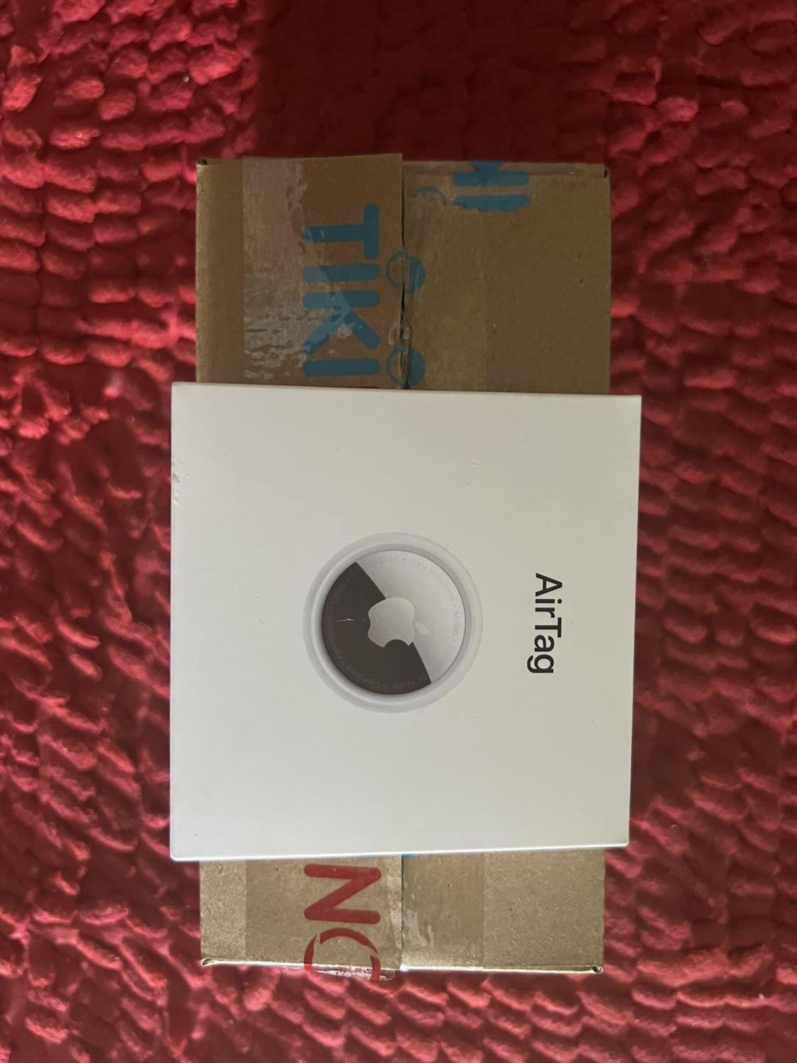 Mua ngày chủ nhật mà Giao hàng siêu nhanh, tầm 2 tiếng là nhận được hàng, đóng gói chắc chắn, mua biết bao nhiêu sản phẩm apple trên tiki đều hài lòng, chất lượng quá tuyệt vời, giá quá tốt, rất hài lòng có điều airtag kêu hơi nhỏ, nhưng định vị thì rất chính xác.