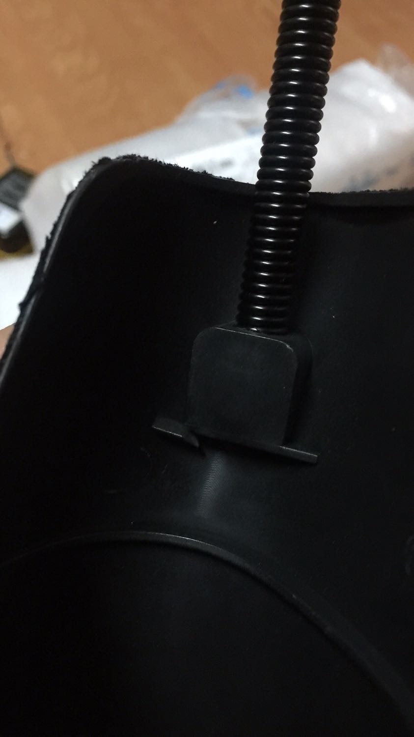 Sản phẩm đóng gói không chắc chắn khiến vận chuyển bị móp méo 1 sản phẩm bên trong bị sứt 1 miếng. May các đồ khác không sao. Hy vọng lần tới shop đóng gói cẩn thận hơn