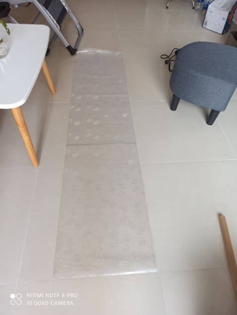 Mình đặt giấy dán tường 5mx45cm mà giao mẫu hoa cúc có hơn 2m.