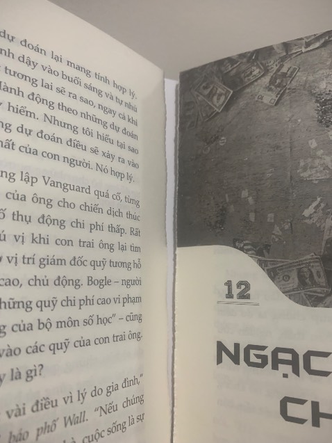 Nội dung sách thì hay mà chất lượng đóng sách quá tệ.

Mua về ngồi vào bàn đọc ngay ngắn không tì đè, nâng niu từng trang mà sách đã rách toạc rồi rơi lả tả chỉ sau mấy hôm.

Lần đầu tiên mua sách bên này mà thấy in ấn đóng gáy sách bó tay thật.