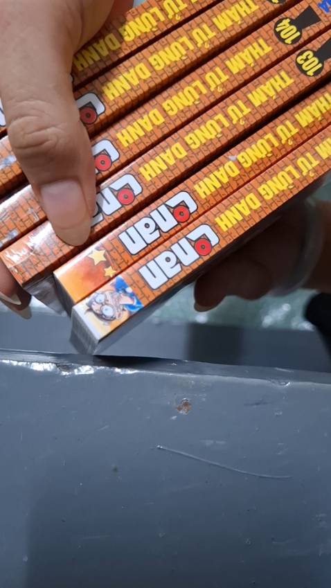 Hơi có df nhẹ phần gáy sách  , tổng thể vẫn rất đẹp