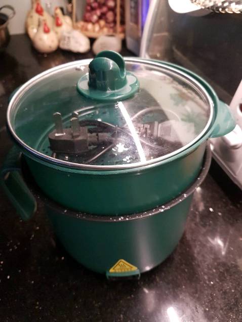 Đóng gói chắc chắn , giao hàng cũng nhanh. Sản phẩm trông cũng ok. Nhưng phích cắm 3 chân , nhà mình phải mua thêm ổ cắm nối nữa. mỗi cái đó là hơi phiền thôi
Hàng nhẹ, mới, nóng nhanh, nước sôi trong 5 phút, giá cả hợp lý, giao hàng đóng gói ok, thank shop nhiều nhé. cho 5 sao cho sản phẩm này!! Hàng dùng 1 người khá tốt, tiện lợi nhanh chóng. tôi sẽ còn ủng hộ.