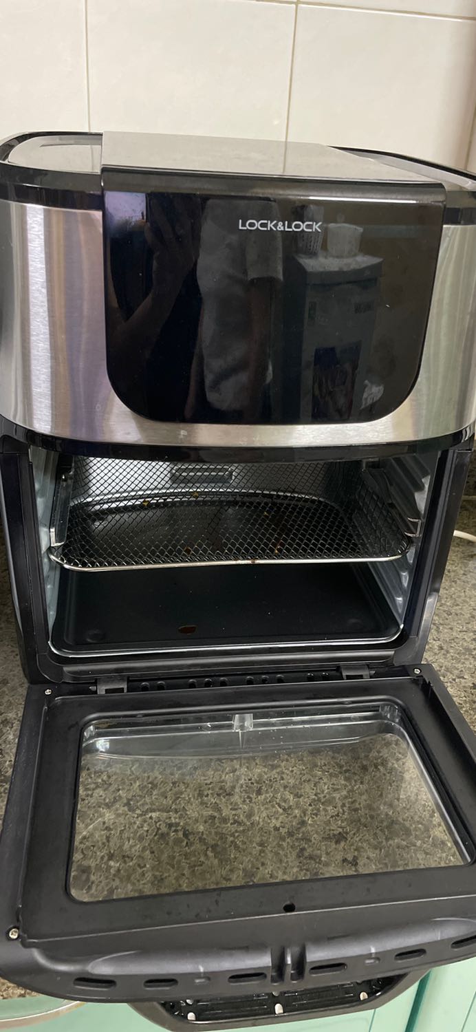 Sau một tgian sử dụng mình thấy lò này sử dụng khá tốt, việc cọ rửa các khay bên trong dễ dàng hơn lò chiên ko dầu kiểu cũ rất nhiều. Tuy nhiên, lò bật nóng 200 độ sẽ thấy có mùi hơi khét, nên mình thường chỉ dùng 185 độ tối đa