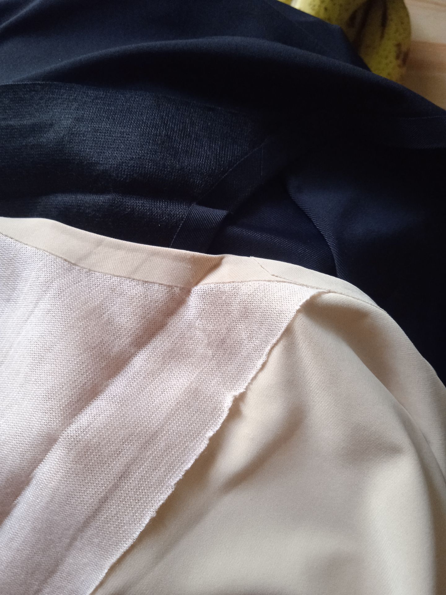 Giao đúng, đủ ,nhưng dính keo rất nhiều, khi tách ra làm tơi chỉ ,quần đúc su nhưng thật ra là dán bằng keo ,vết cắt hơi bị cẩu thả, nhìn kỹ hình ảnh, thật ra làm t thất vọng ,lần đầu tiên mua của shop ,nhưng nói chung tất cả chỉ ổn thôi !