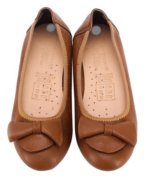 Mình mua tặng mẹ, chất lượng rất ổn, tuy nhiên phù hợp với mấy bạn trẻ hơn, vì nó có cái nơ khá trẻ trung, Mẹ mình đi cả tháng, mà trông vẫn như mới, chốt lại giày da Huy Hoàng là ok nhất