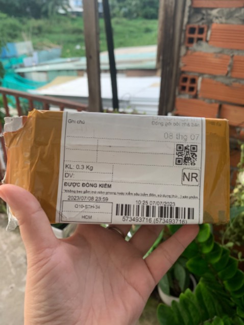 Nhận hàng vô cùng thất vọng vì không phải hàng chính hãng, muốn yêu cầu đổi trả. Chỉ mới khui hộp bao bì bên ngoài ra là đã biết không phải hàng thật nên không khui sản phẩm ra. Mình đặt hàng 2 máy giao cùng ngày của 2 shop khác nhau thì đơn hàng này không đúng hàng chính hãng, rất mong tiki thu hồi lại sản phẩm. Cảm ơn