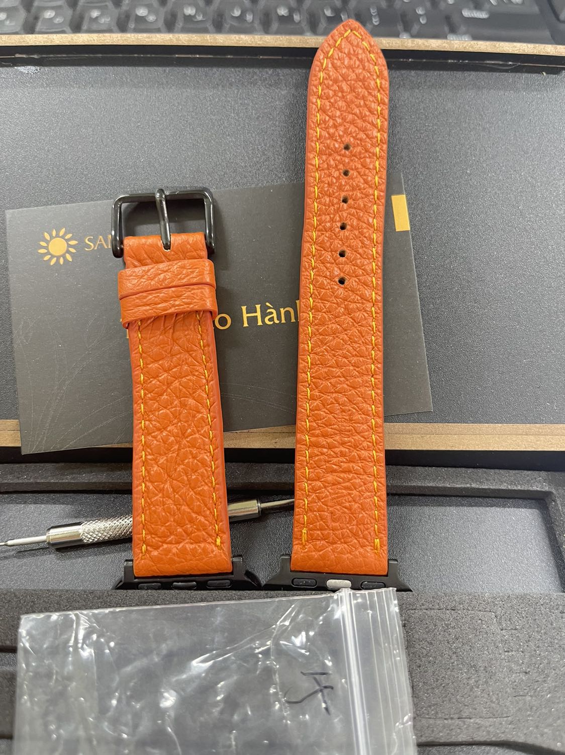 Dây đựng trong hộp rất đẹp,chất liệu da cũng ưng lắm  shop,quá trình xài ok sẽ ủng hộ tiếp