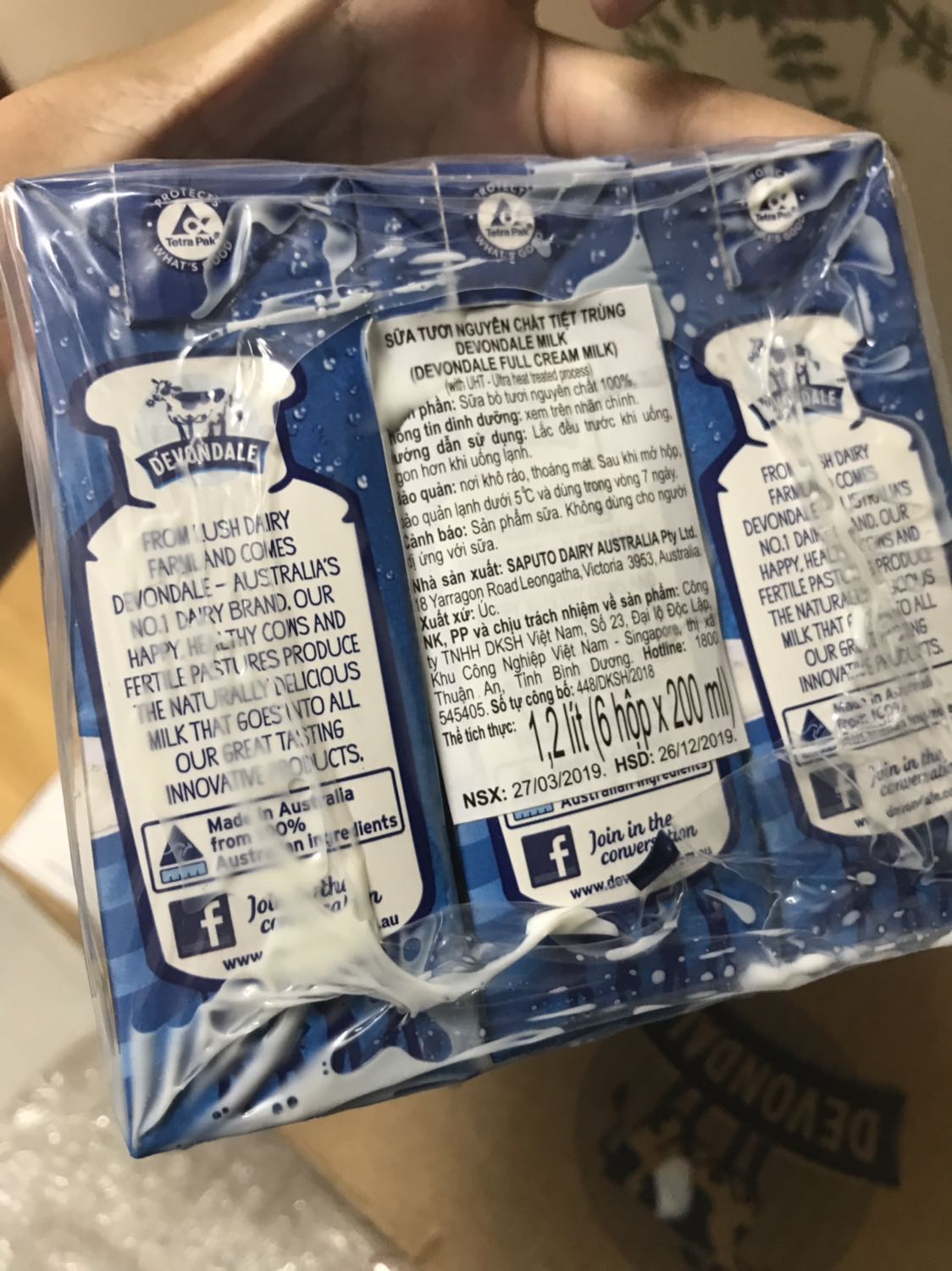 Đóng gói lỗi hoặc do vận chuyển sóc nảy nên khui ra thấy sữa bị loang ra ở 2 lốc. Cụ thể bị hộp nào vẫn ko rõ lắm... 
Tiki phụ thu phí cồng kềnh 11k/đơn hàng (thùng ko lớn lắm) mình ko nói gì, nhưng để sữa bị loang như này phải xem xét lại.