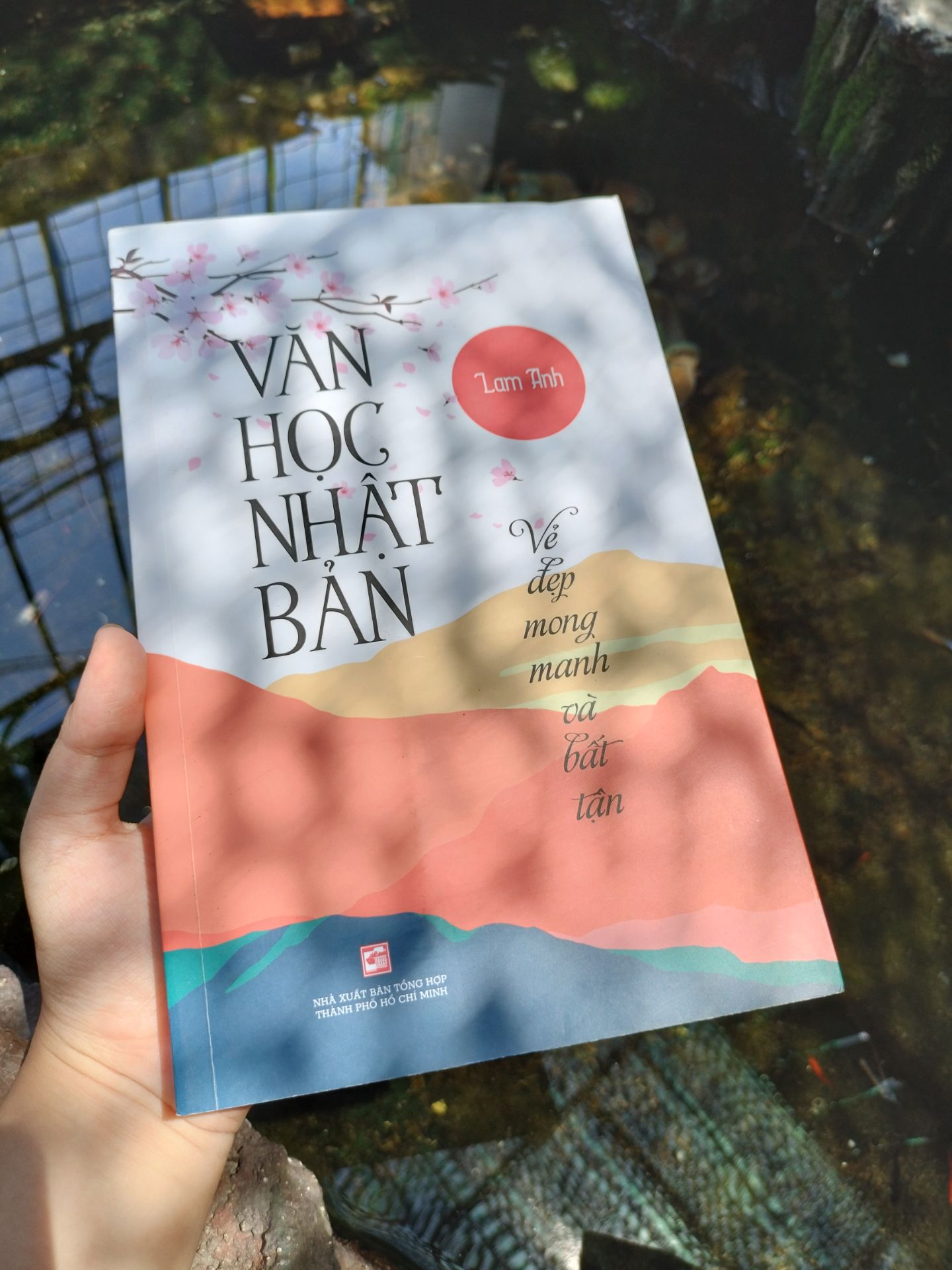 Tác giả là giảng viên môn Nhật Bản Học, là dịch giả các tác phẩm của những tác giả Nhật Bản nổi tiếng như Xứ Tuyết của Yasunari Kawabata và Cỏ Ven Đường của Natsume Soseki. Cô đã dùng phần lớn dung lượng để cung cấp cho độc giả các quan niệm nghệ thuật (văn chương) của người Nhật qua lịch sử, cung cấp bối cảnh cho người đọc ngoại xứ như ta để giúp ta có thể cảm được mỗi khi đọc các tác phẩm văn học Nhật Bản, đặc biệt là của các văn hào cổ điển hay các tác phẩm cổ như truyện Genji và sự ảnh hưởng của nó lên văn học Nhật Bản. Một tác phẩm đáng đọc nếu bạn cũng như tôi, chập chững bước vào văn học Nhật hay đã đọc được vài tác phẩm theo kiểu không chuyên thì đọc để hiểu thêm sâu sắc về những gì đã đọc.