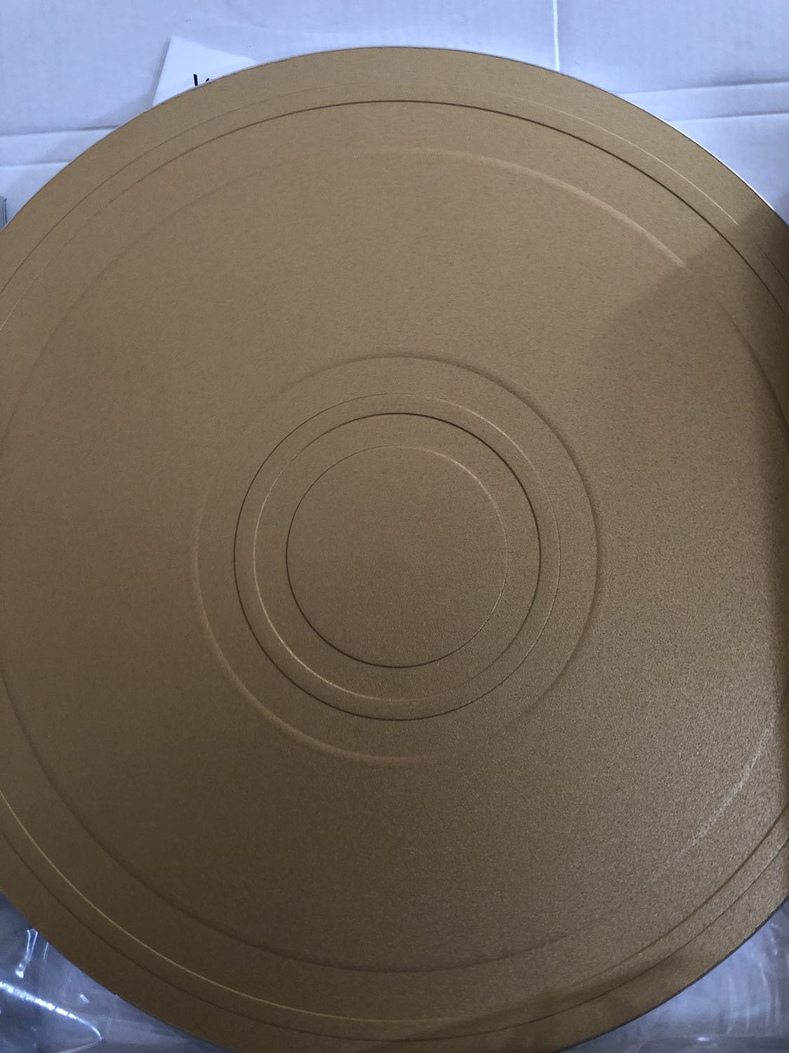 Sản phẩm giao nhanh, đóng gói cẩn thận. Đường kính đĩa 24cm, thích hợp cho các loại nồi chảo lớn, loại nhỏ sẽ bị nóng do nhiệt tản ra phía vành ngoài. Đun gián tiếp nên tốn điện và lâu hơn trực tiếp. Nhưng vì muốn xài nồi thủy tinh hoặc nồi gốm trên bếp từ nên phải mua. Hiện tại ổn, xài lâu mới biết bền hay không.