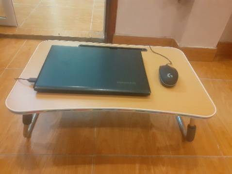 Ưu điểm: Bàn học đẹp, mặt phẳng nhẵn, đúng màu, nhìn sang trọng. Nói chung đúng như trong hình mà shop đăng. 

Nhược điểm: Mình chọn sai từ khâu thiết kế, vì chân bàn kiểu gập cong này không vững chãi dù đặt ở trên nền sàn cứng hay trên giường, dập dềnh như bập bênh,nên nếu để đồ vật (laptop, cốc nước....) lên thì lúc nào cũng phải chú ý kẻo bị trượt đổ.