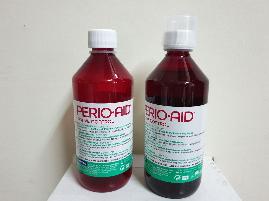 Sản phẩm ổn. Mình hay dùng Kin mà nhà thuốc đợt này hết hàng nên chọn loại này dùng thử. Mình đã thử qua loại CHX 0,2% của Việt Nam tuy nhiên lại có cảm giác bỏng miệng, sản phẩm này nồng độ 0,05% gần giống Kin.
Bao bì sản phẩm còn nguyên, khi mở nắp thì đai cao su sẽ tự bung ra (như hình). Sử dụng sau khi đánh răng bằng PS sẽ có kết tủa trong miệng, kem đánh răng nha khoa sẽ ít bị.
Nói đơn giản nhất thì cảm giác khả giống Kin, đối với người đã từng dùng Kin.