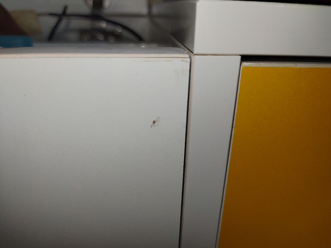 Đặt hàng từ 22/9 mà đến ngày 31/10 mới giao. hàng gỗ mà đóng gói rất hời hợt chỉ quấn một vòng màng co rồi đóng vào thùng carton rất mỏng nên dẫn đến tình trạng hàng bị nức bể khá nhiều chổ. nói chung là từ nhà bán hàng đến sàn tiki đều quá tệ, từ chất lượng hàng- đóng gói- dịch vụ khách hàng-giao hàng ..... càng ngày càng tệ.