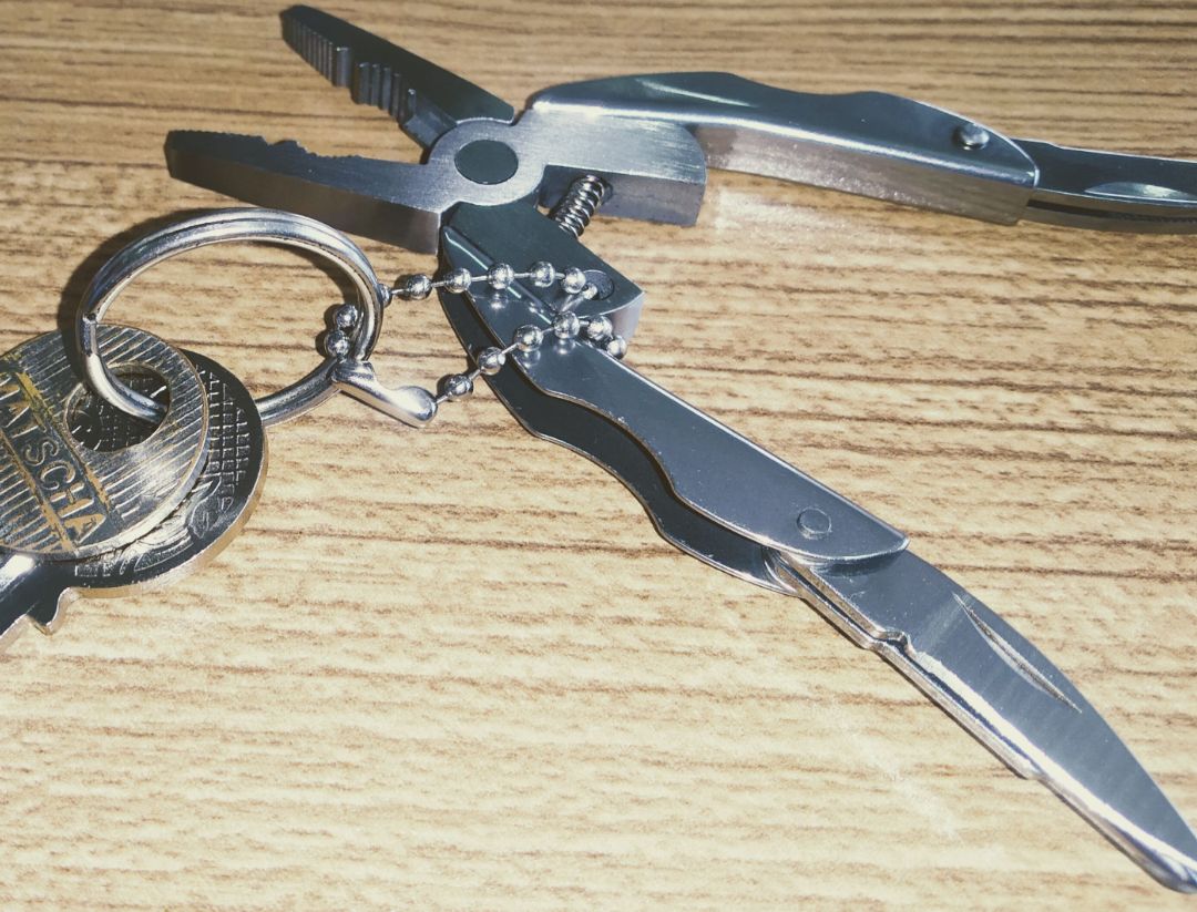 Ưu: Như ảnh chụp, chắc chắn, chất liệu ổn, kết nối các phần với nhau ổn, đóng mở các bộ phận tương đối dễ.
Nhược: tua vít bé, dao mang tính hình thức. 
Nhìn chung, tầm giá 30k/hiệu năng là tốt