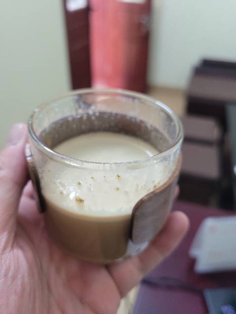 Cafe uống hay hay, có chút vị chay cháy gì đó giống như côn trùng (cào cào, châu chấu..) nướng