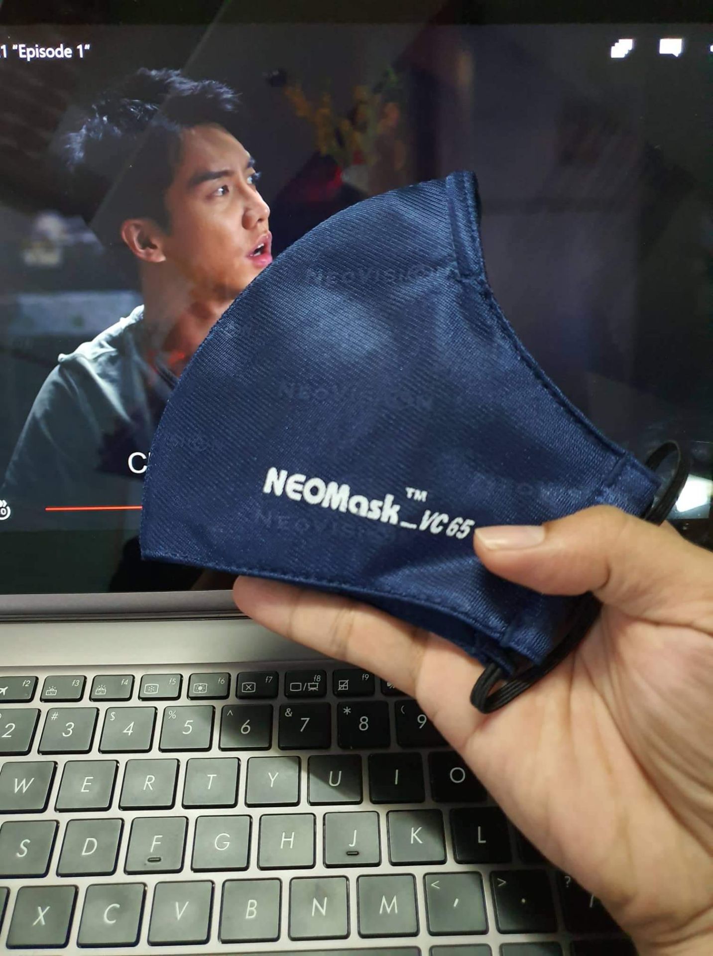 Mình đã tìm hiểu qua nhiều loại,  và cũng sử dụng khá nhiều nhãn hiệu, nhưng thật sự ấn tượng và hài lòng với khẩu trang này. Kín, ôm sát mặt, chống bụi, chống mùi hiệu quả. Vật liệu vải tốt nên tiếp xúc da dễ chịu, đi trời nắng không bị rát mặt. Sẽ mua lâu dài để dùng trong gia đình.