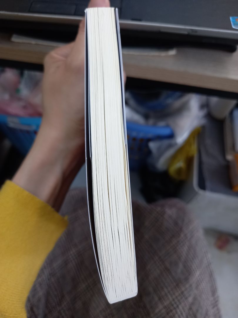 Bìa sách có vết bẩn, sách không được mới lắm, giá nhận cao hơn giá bìa, nên đi mua trực tiếp để chọn sách mới.