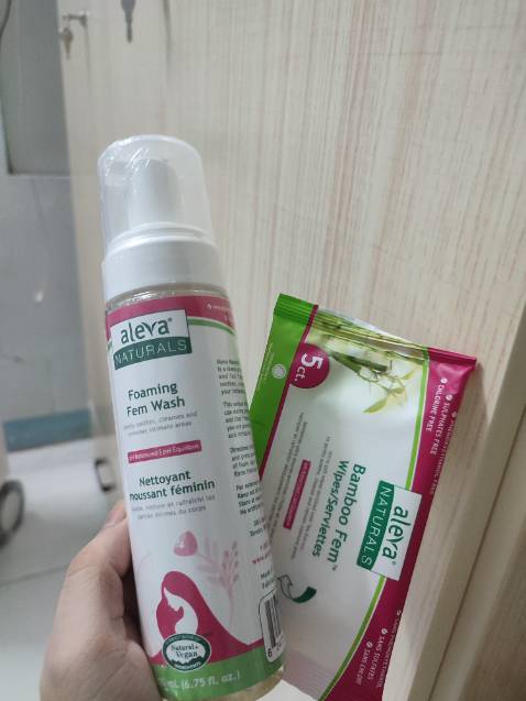 Sản phẩm mùi thơm dễ chịu, đã mua 1 chai mini dùng thử nay mua chai lớn luôn. Còn đc tặng thêm khăn ướt siêu tiện lợi nữa, cảm ơn shop ạ, sẽ ủng hộ shop dài dài ạ 🥰