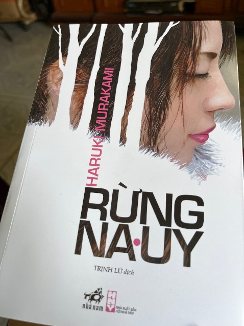 Một tác phẩm kinh điển và khai thác tâm lý về chủ nghĩa hiện sinh, về chuyện tình yêu và sự thấu hiểu bản thân qua từng hình ảnh khắc họa qua các nhân vật Watanabe, Naoko và Midori. Hãy đọc và cảm nhận