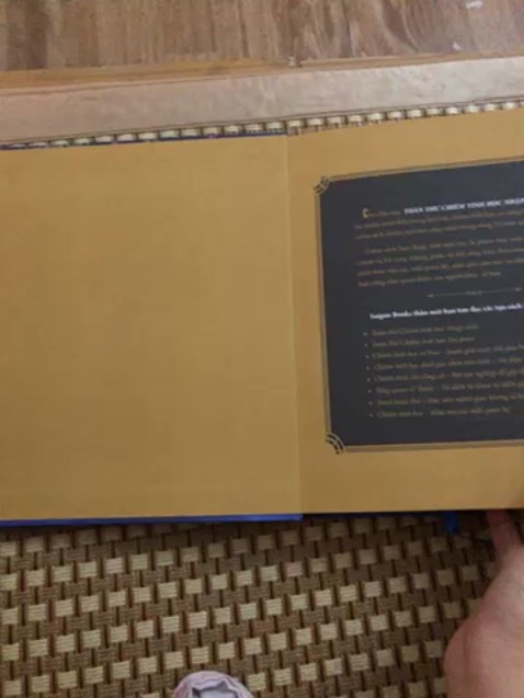 Giao hành hơi lâu, shop thân thiện. Sách thơm, mùi tiền, chất giấy đc, mực in rõ nét, chất lượng cao. Sách cầm nặng tay, đáp *** *** chết. Tóm lại chất lượng cho shop 9,5 trừ 0,5 vì giao hơi lâu