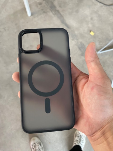 Ốp đen nhám đẹp, cầm chắc và bám tay ko bị trơn trượt, các nút nguồn âm thanh bấm nhạy, khung camera dày cứng đảm bảo camera ko bị chạm xước khỏi cần mua 3 miếng bảo vệ
Sạc bằng Magsafe ổn 
Giá rất tốt so với chất lượng đáng mua thêm màu xám dùng thay đổi