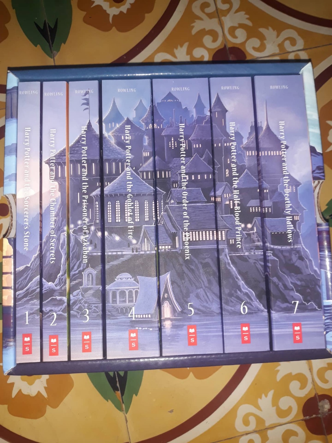 Bìa đẹp, chữ in nổi cầm vào thích cực kì luôn ấy. 

Nội dung in sắc nét. Mỗi tội mình thấy giấy hơi mỏng, lỡ rơi 1 giọt nước, thấm liền 3-4 trang.

Tiki giao hàng sớm hơn ngày dự kiến, nhận hàng vừa bất ngờ lại xốn xang sung sướng :)))