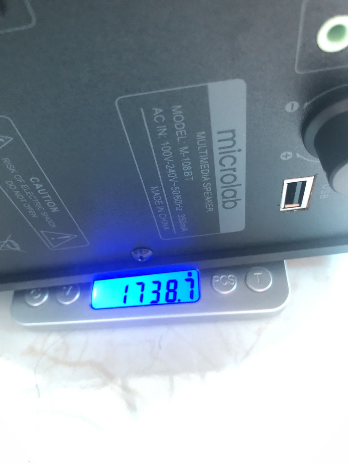 Nhận được loa kích thước nhỏ hơn và nhẹ cân hơn khá nhiều so với thông tin trong mô tả sản phẩm, chất lượng âm thanh rất chán. Lần nào mua hàng Tiki cũng chọn Tiki Trading vì tin tưởng, nhưng lần này khá thất vọng. Đã gửi yêu cầu đổi trả.