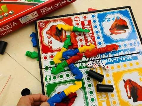 trc dùng bộ ko có nam châm chơi co ngựa cứ đổ liên tục... có bộ này đúng là hợp lý, mấy đứa nhỏ rất thích