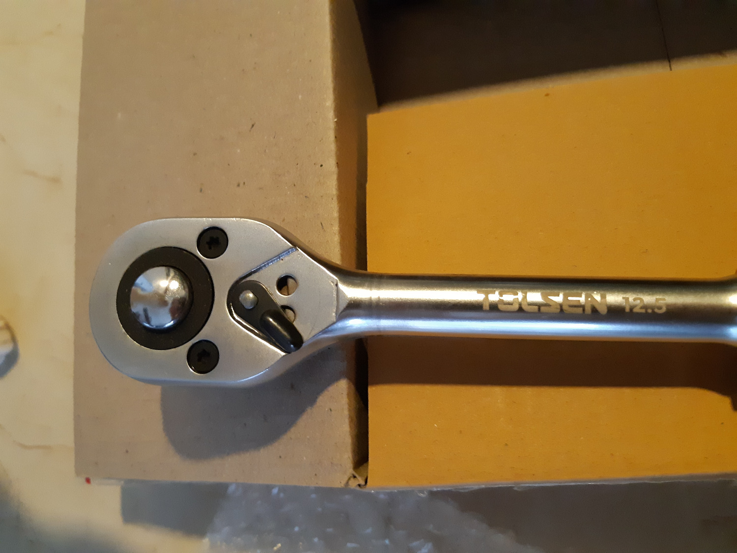 Sp chất lượng, phần cán thép sáng bóng, nặng tay (chưa đến mức tinh xảo - tất nhiên tương ứng mức giá và giá trị thương hiệu dụng cụ cầm tay), mình dùng vặn ốc dầu nhớt xe AirBlade rất ngọt, chắc chắn. Tiki hôm đó giao hàng trời mưa cũng đã cẩn thận bọc thêm nylon ngoài hộp. Tiki nên bán thêm nhiều sp dụng cụ cầm tay, cơ khí (Cần tuýp, cần xiết lực, ống điếu, đầu khẩu v.v...)