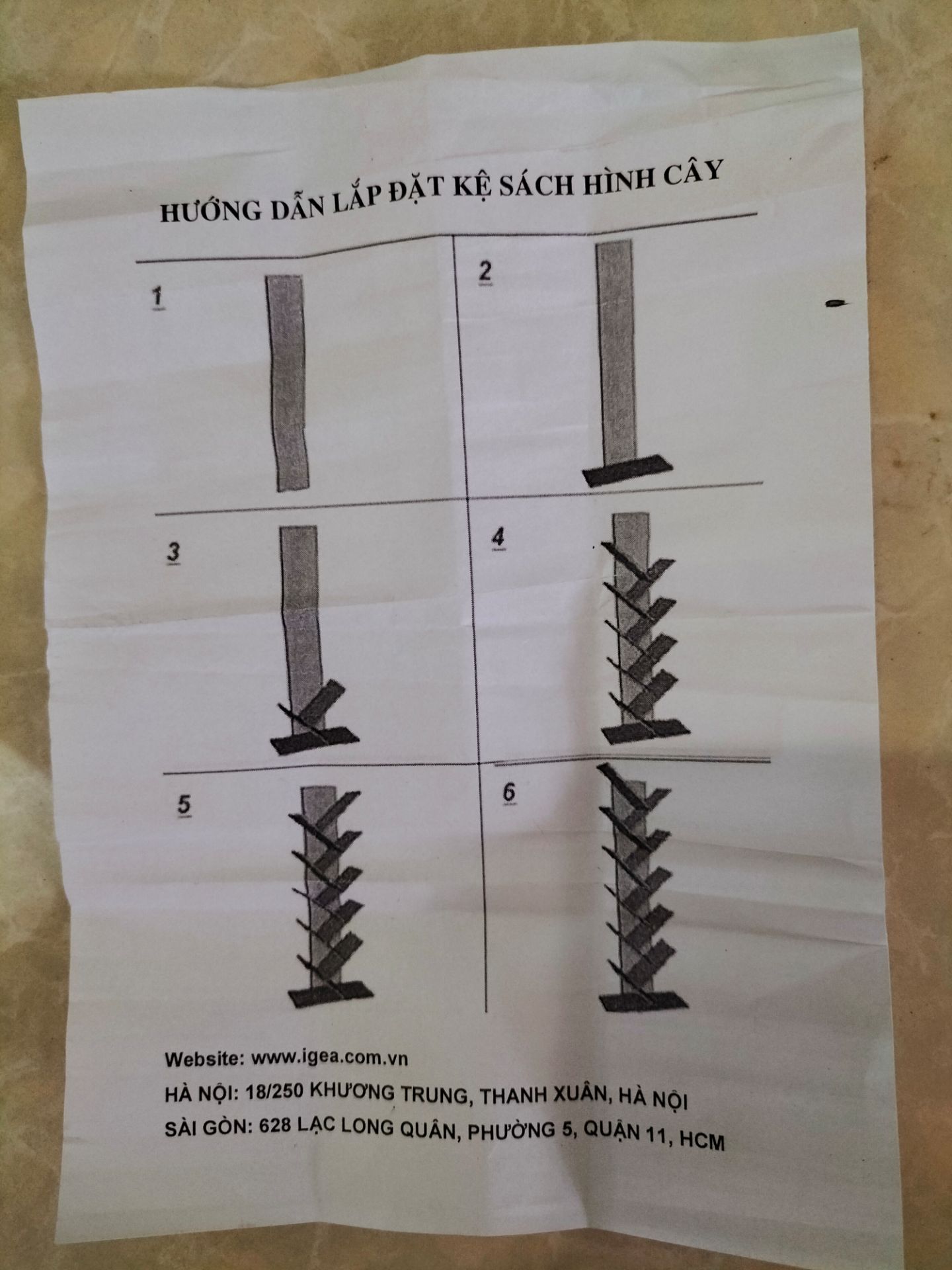 Mới nhận hàng sáng nay, kiểu dáng lạ mắt, để sách gọn gàng, thuận tiện phù hợp với ko gian nhỏ. Dễ dàng lắp ráp, tuy nhiên còn thiếu 2 chiếc đinh. May nhà có sẵn đinh phù hợp